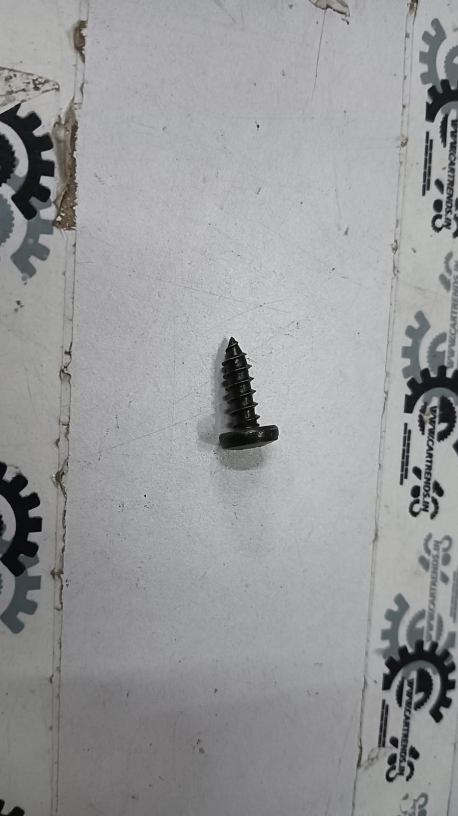Light gray screw for Tavera, designed for General Motors vehicles, part number T97221091, shown in close-up image.