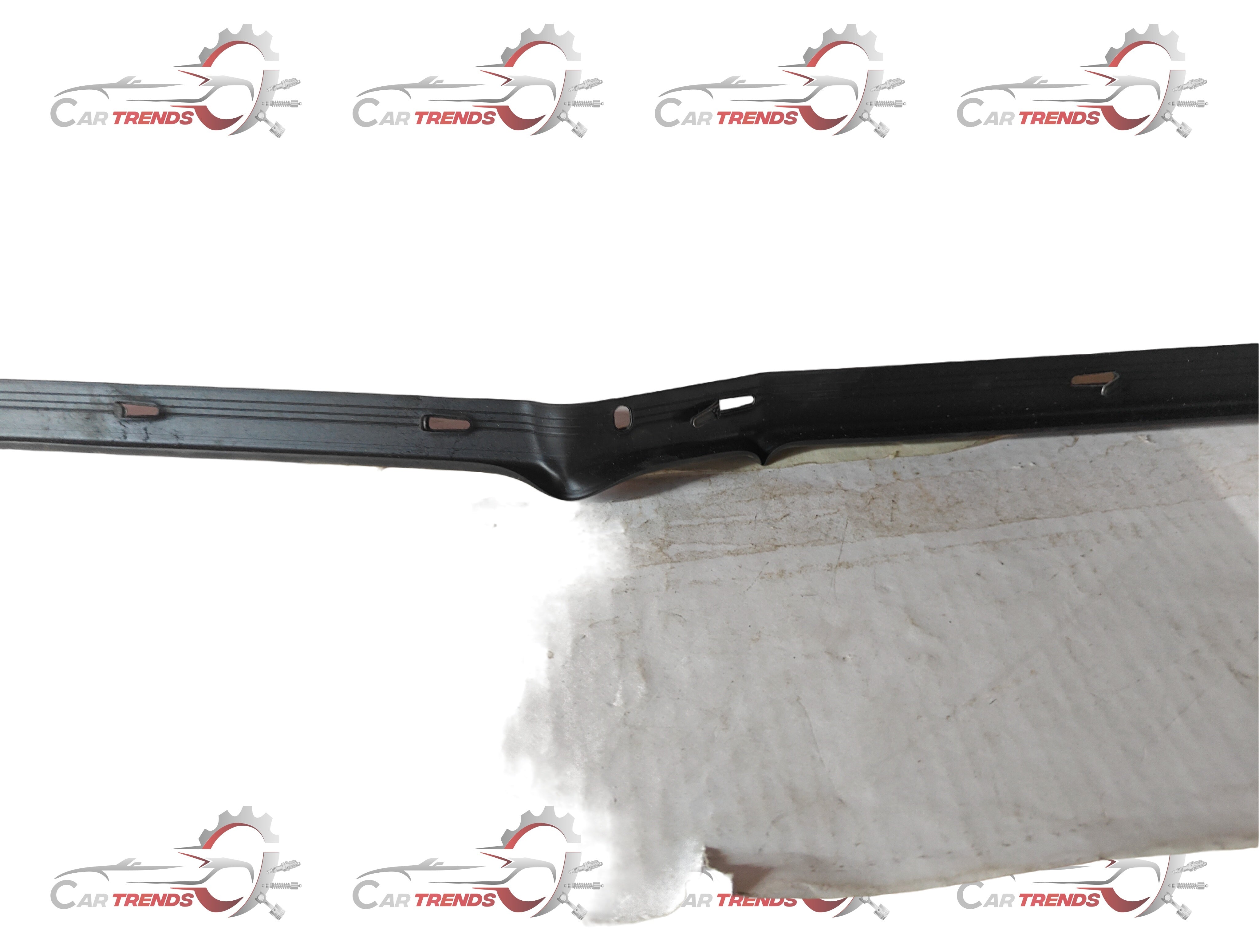General Motors sealing strip for front left side, interior door, compatible with J96680881 model, black weatherproof strip.