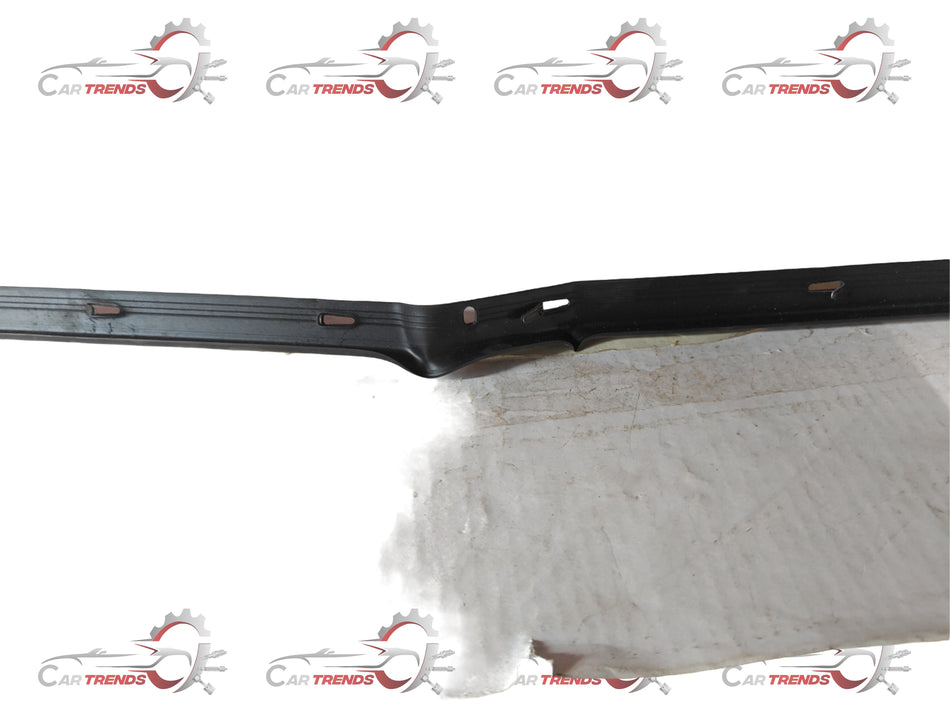 General Motors sealing strip for front left side, interior door, compatible with J96680881 model, black weatherproof strip.