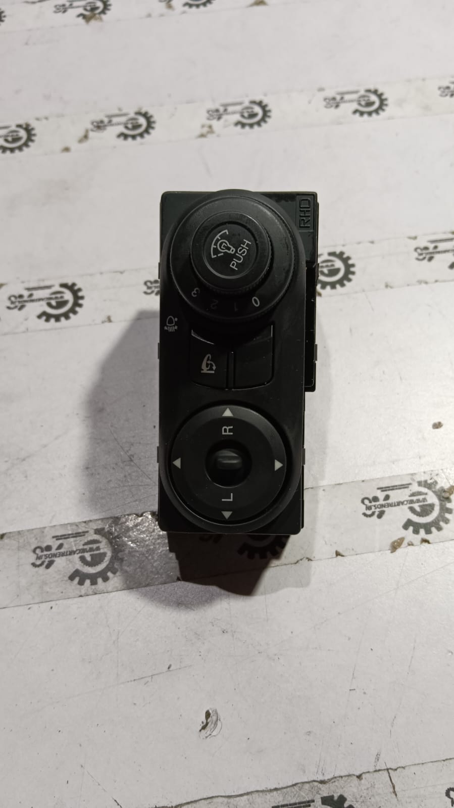 General Motors Chevrolet Captiva outside rear view mirror, replacement part with clear glass and black housing.