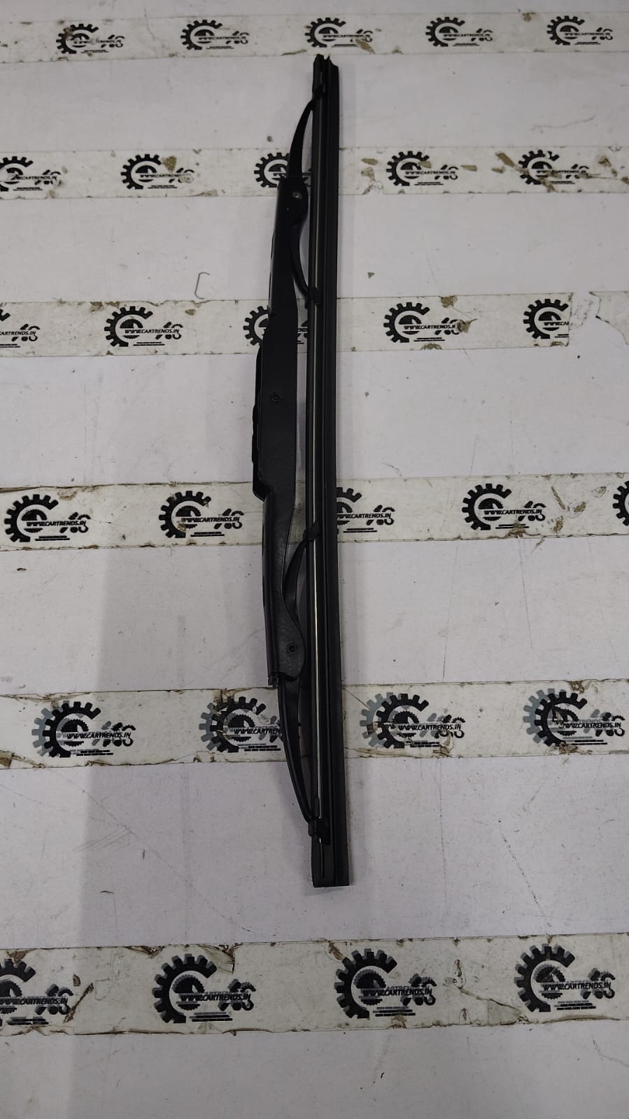 GOMECHANIC 13-inch Wiper Blade GUNHDWP013 for vehicle windshield, durable and efficient rain and snow clearing.