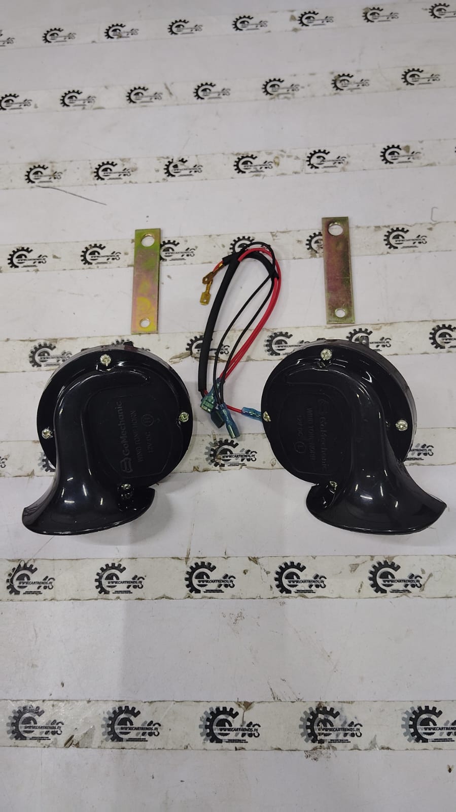 Black GOMECHANIC Windtone trumpet horn set for all car models, featuring a durable, all-variant automotive horn from GOMECHANIC.