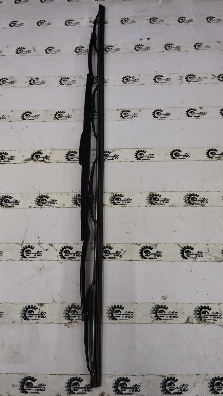 GOMECHANIC 26-inch wiper blade for vehicles, durable rubber edge, compatible with various car models, easy to install.