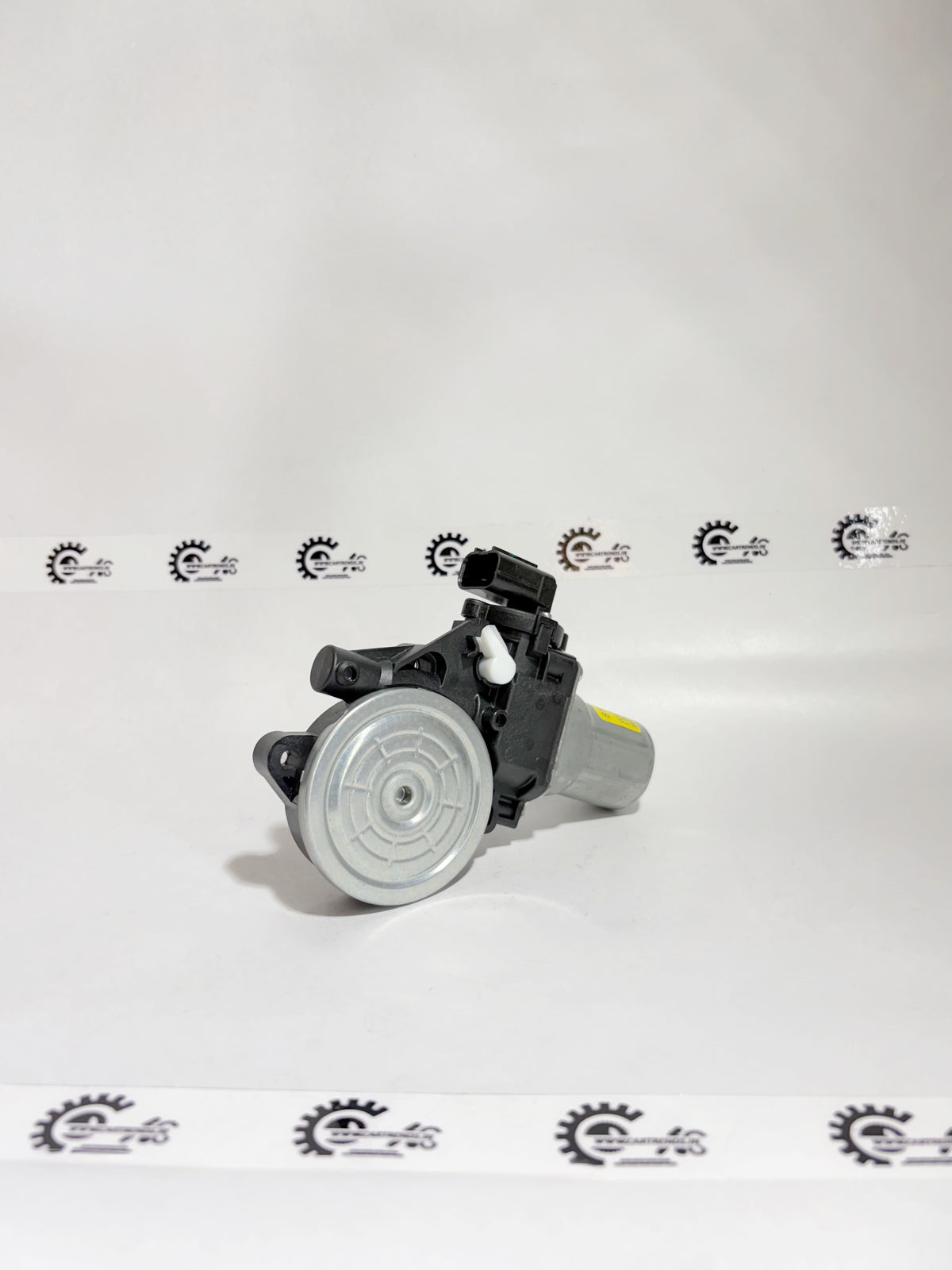 Honda motor assembly for right front windshield wiper, part 72215TSVK01, shown in the image with detailed components.