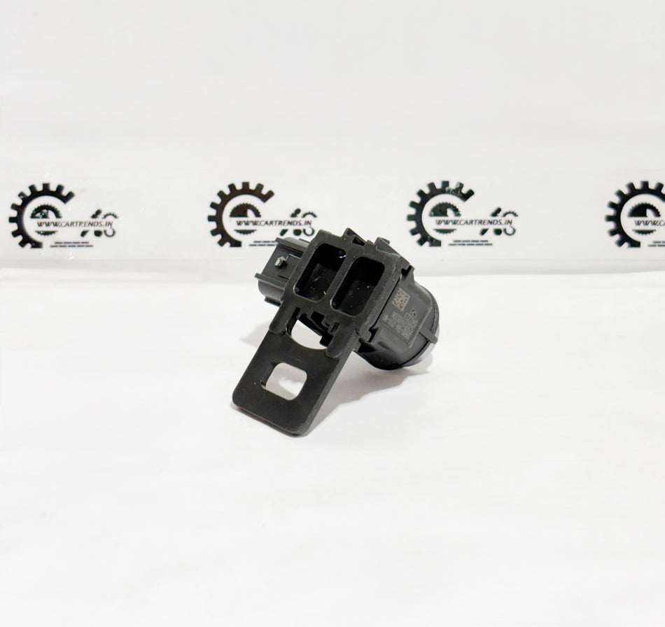 Honda parking sensor assembly with clip, designed for precise parking assistance, featuring a compact, durable sensor unit.