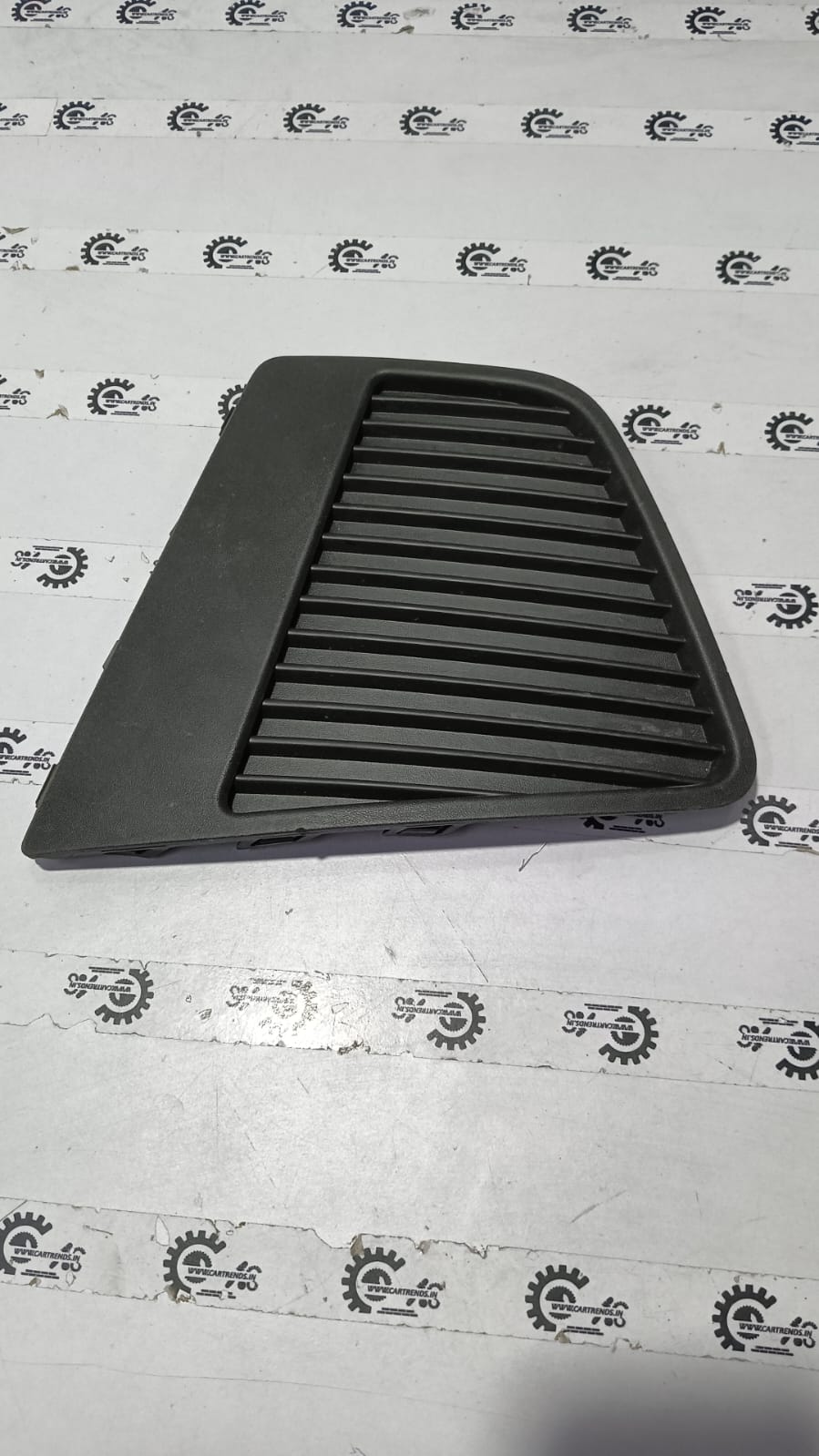 Hyundai Creta 1st Gen left fog lamp cover in closed position, black plastic replacement part for vehicle lighting.