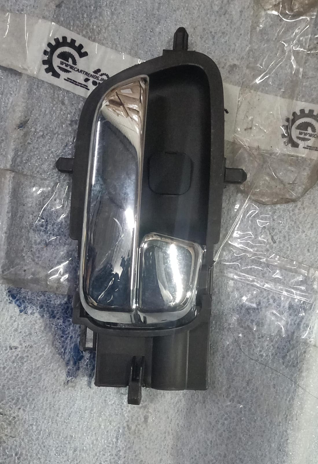 Hyundai I20 inside handle, right side (RH), view showing the interior door component with a black plastic finish.