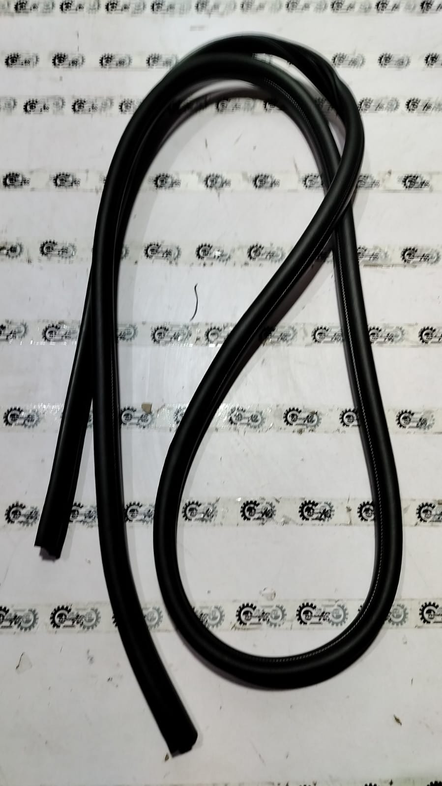 Hyundai I10 Grand left side door weatherstrip, black rubber seal, fits LH door for weatherproofing and noise reduction.