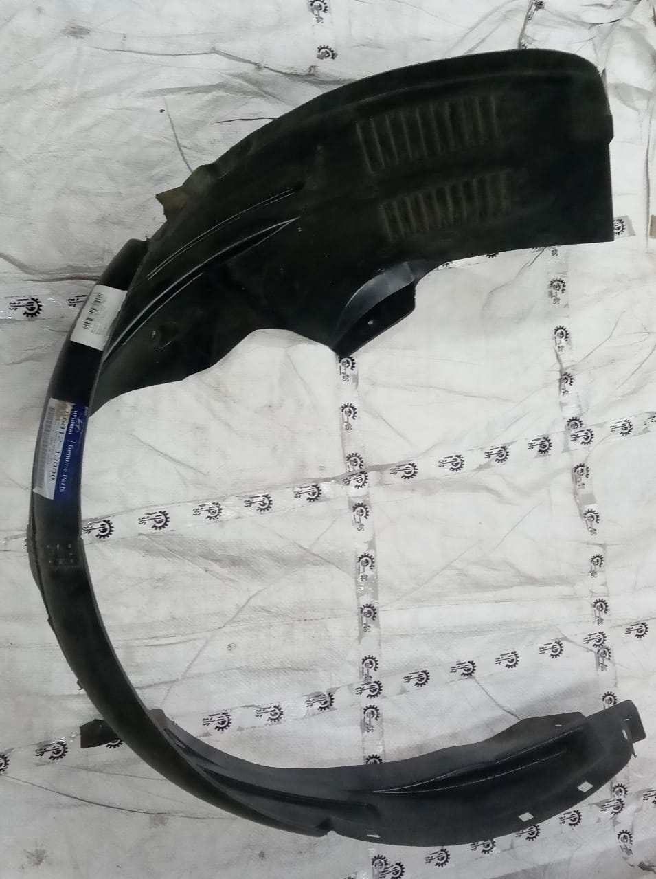 Hyundai I20 fender lining for right side, genuine Hyundai part with product code 868121J000, installed on the vehicle's wheel arch area.