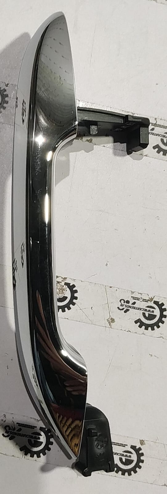Hyundai Kia Seltos left outer door handle, black plastic, with keyhole and mounting components, designed for vehicle replacement.