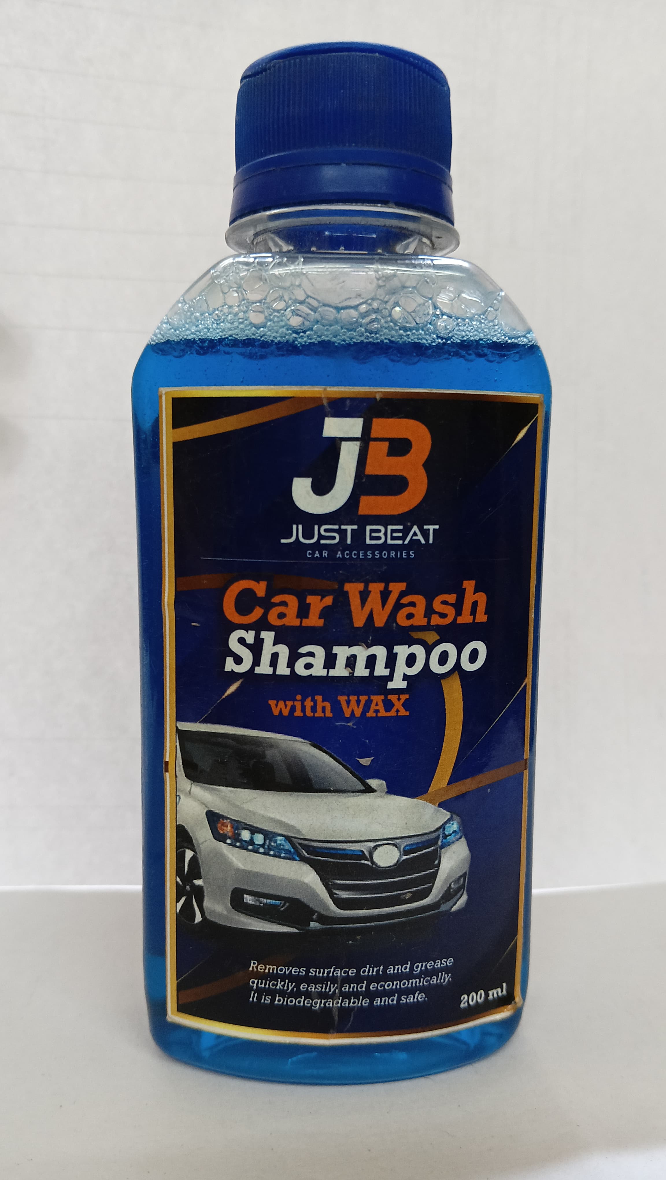 JB Car Wash Shampoo 200ml bottle, gentle formula for cleaning and shining vehicles, black and white packaging, front view.