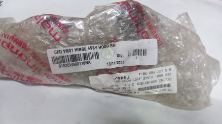 Mahindra XUV700 right hood hinge assembly, auto part for vehicle door support and alignment.