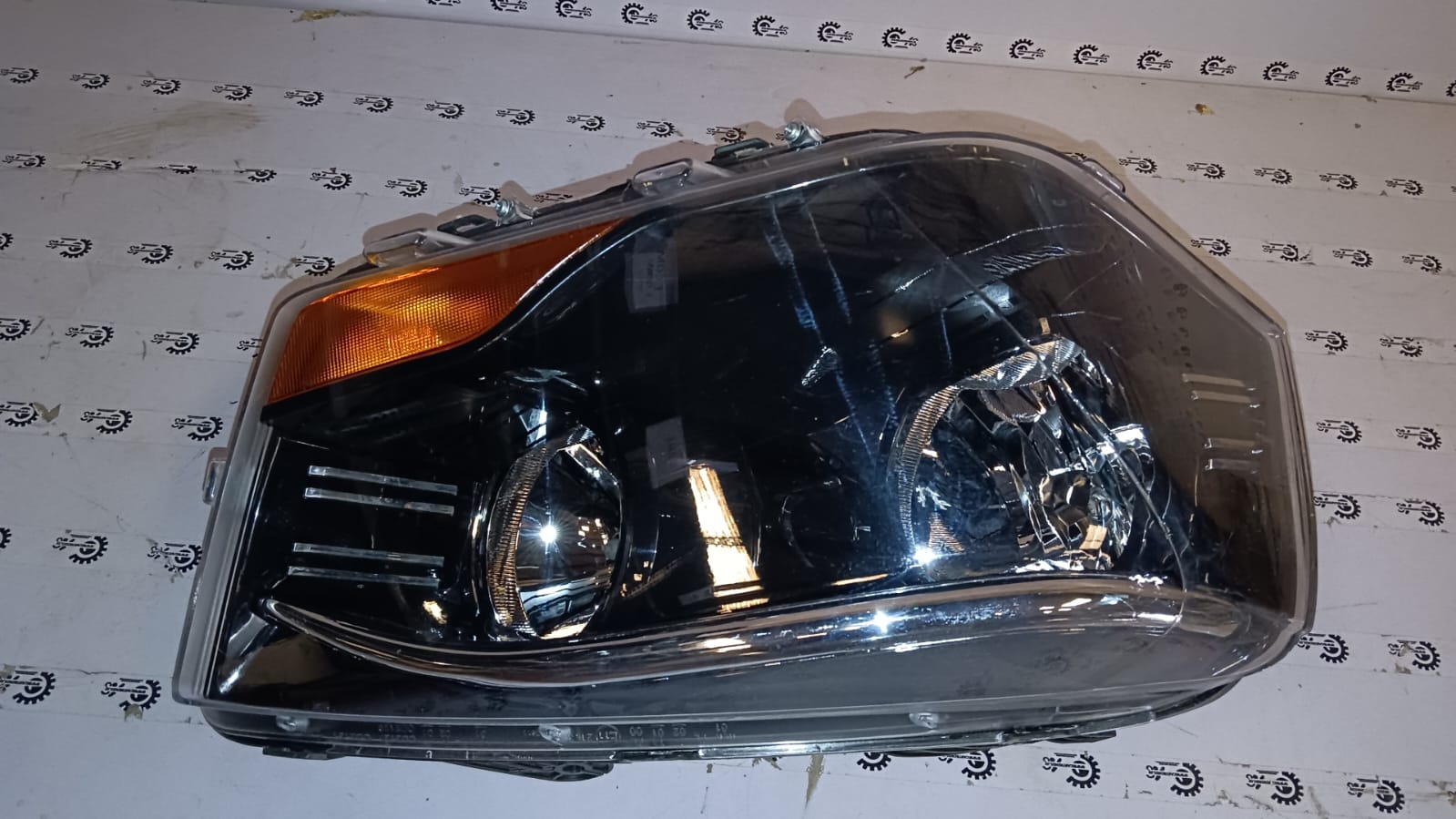 Mahindra Scorpio headlamp, right side, model #1701AAA05211N, designed for Mahindra vehicles, showcasing the headlamp assembly.