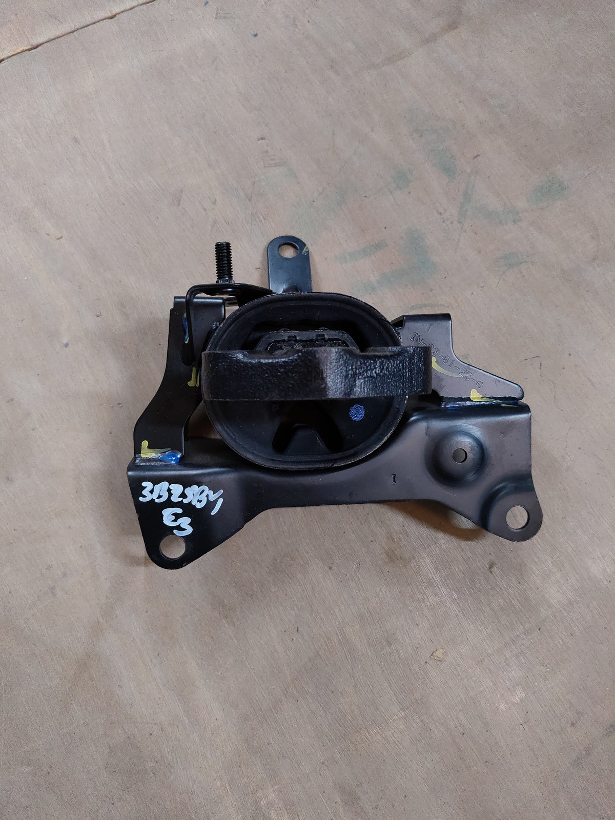 Maruti Suzuki mounting component LH 11620M55R01, auto part for vehicle engine and suspension system.