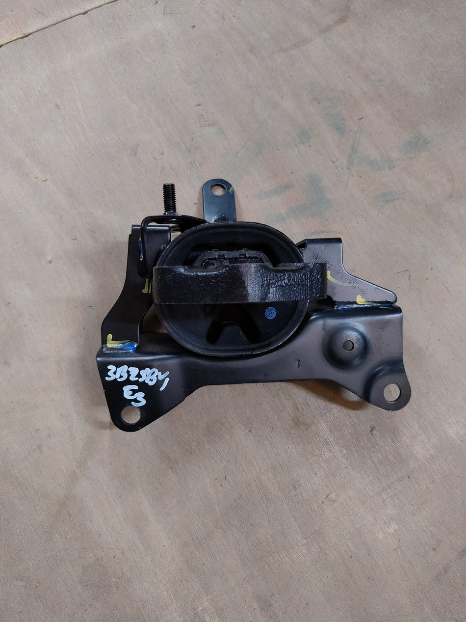 Maruti Suzuki mounting component LH 11620M55R01, auto part for vehicle engine and suspension system.