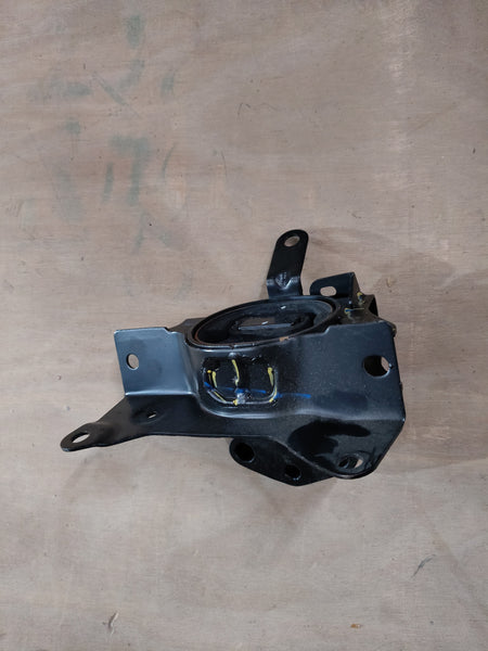 Maruti Suzuki mounting component LH 11620M55R01, automotive part for vehicle suspension or engine mounting.