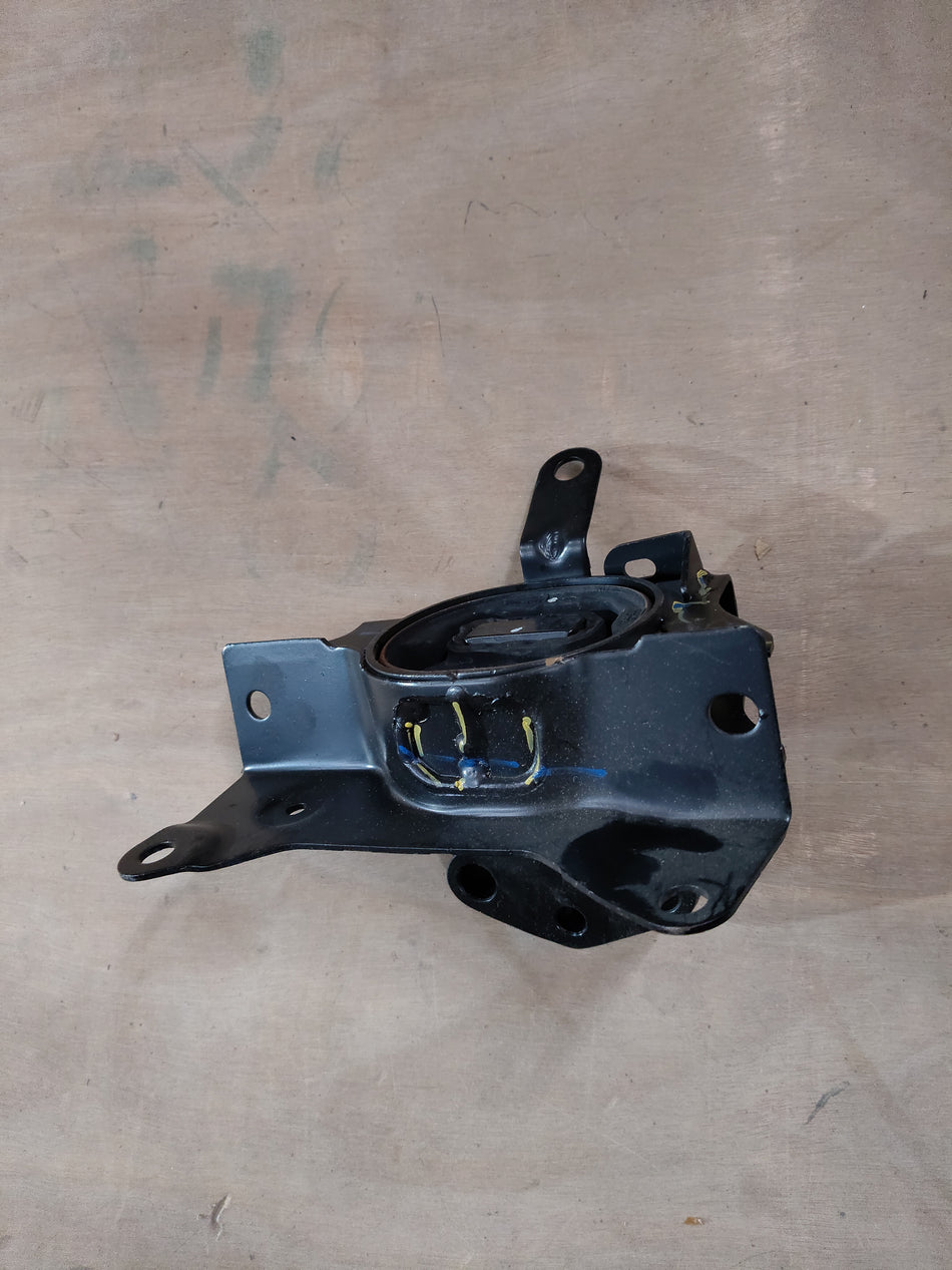 Maruti Suzuki mounting component LH 11620M55R01, automotive part for vehicle suspension or engine mounting.