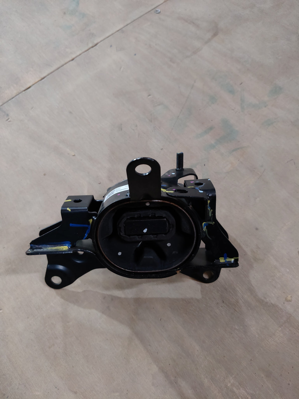 Maruti Suzuki mounting component LH 11620M55R01, vehicle part, shown in a close-up image with metal and rubber elements.