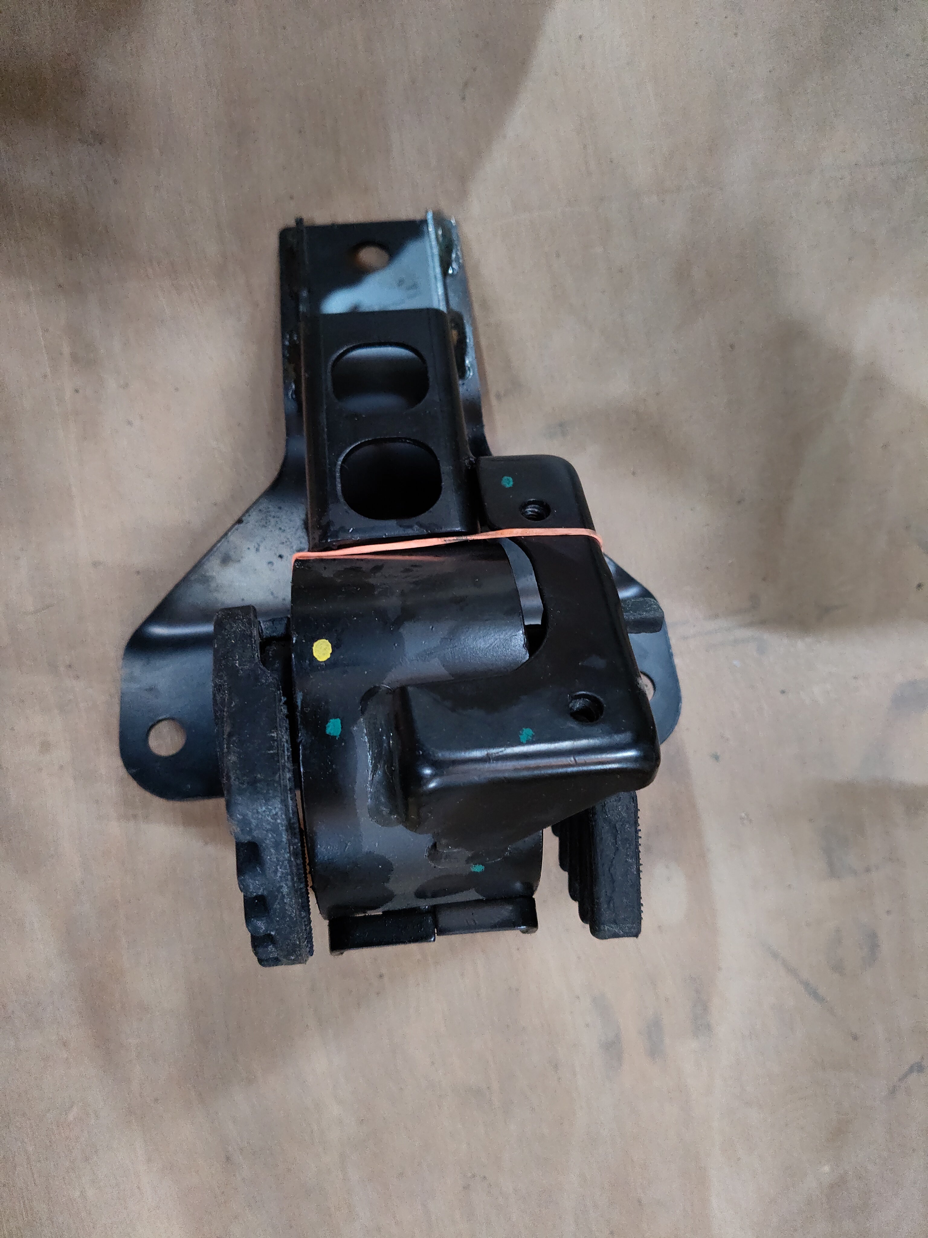 Maruti Suzuki mounting engine LH 11620M67P00, automotive part for engine support or mounting in a vehicle.