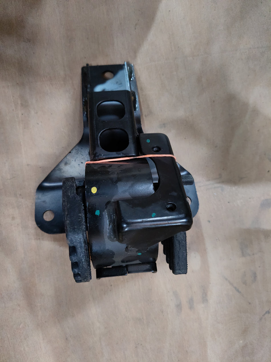 Maruti Suzuki mounting engine LH 11620M67P00, automotive part for engine support or mounting in a vehicle.