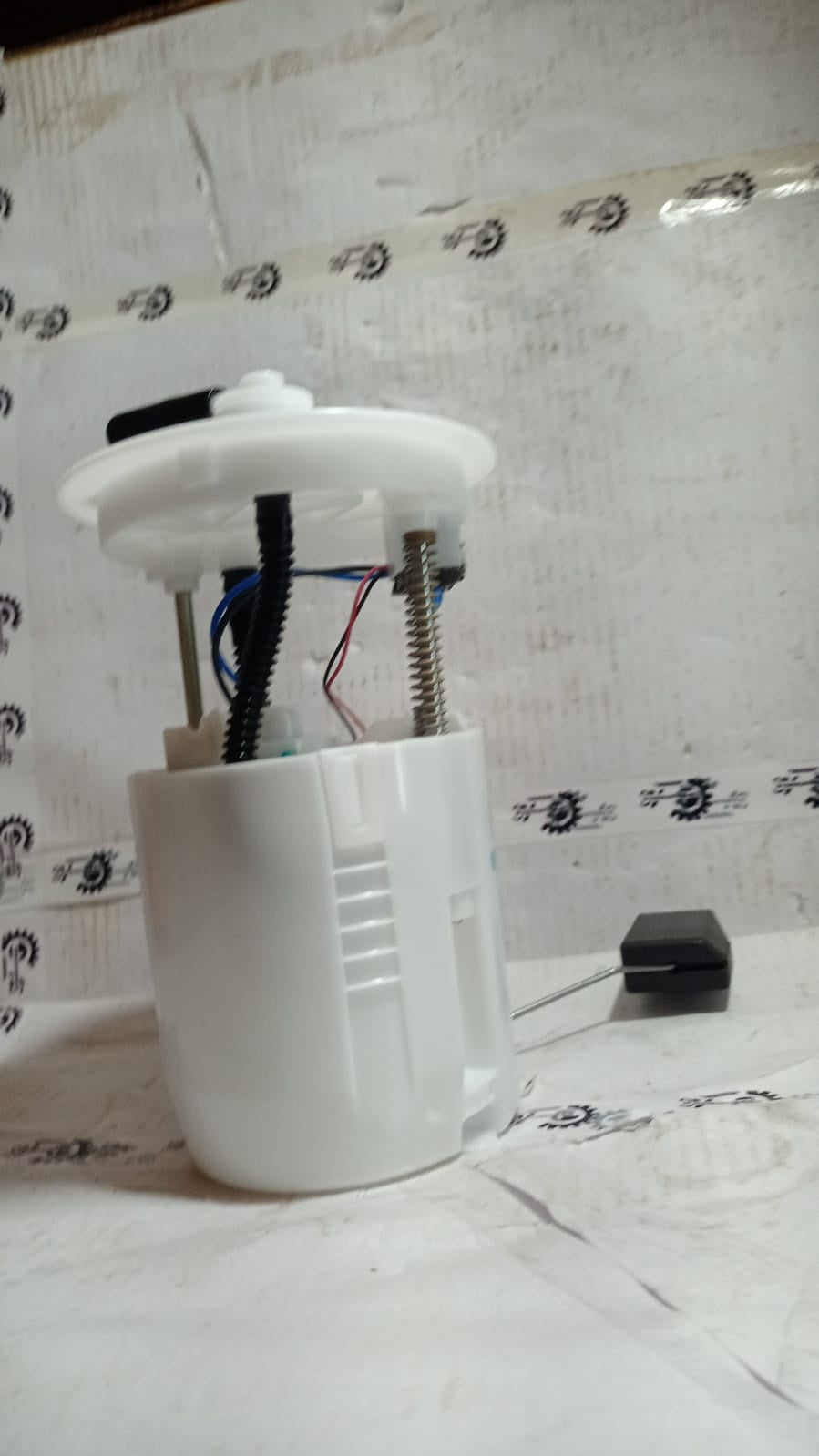 Maruti Suzuki fuel pump assembly 15100M68PA5, auto part for Maruti Suzuki vehicles, shown in the image.