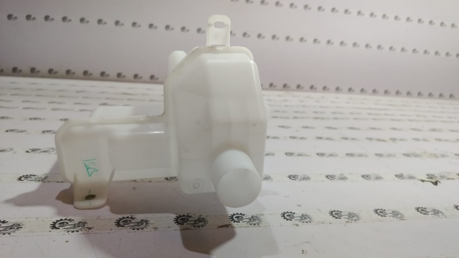 Maruti Suzuki motorcycle fuel tank for Alto, Swift, Baleno, WagonR models, with part number 38450M72R00, in a neutral setting.