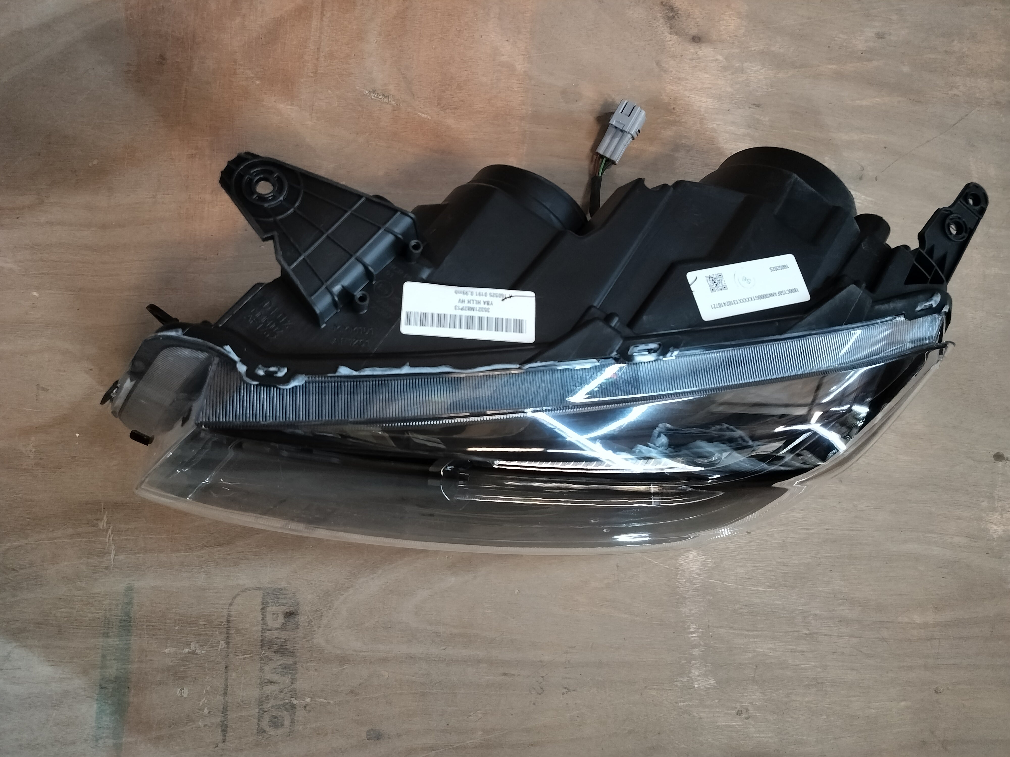 Maruti Suzuki Vitara Brezza petrol unit headlamp LH for model 35321M82P13, clear view of the headlight assembly.