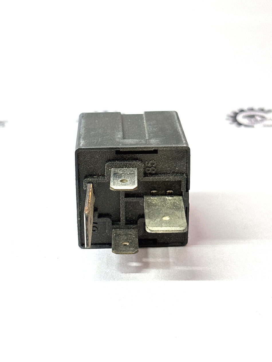 Nissan harness relay for Renault, 70A, model 8200333372, with electrical connectors and relay housing visible in the image.