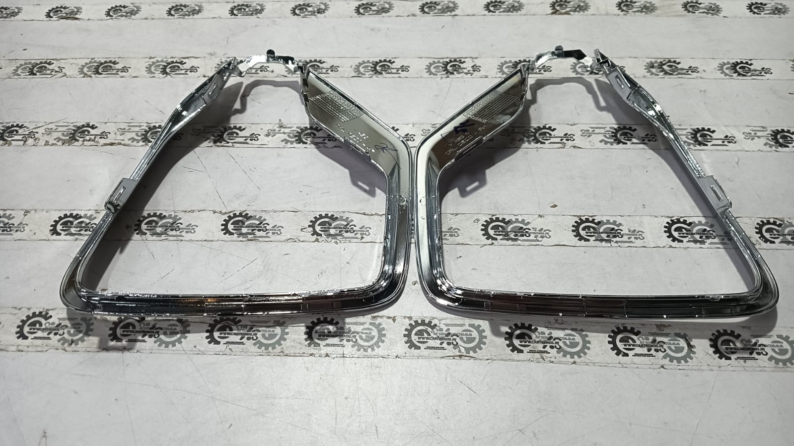 Nissan fog light cover kit for the left side, part number 263316458R, designed for Nissan vehicles.