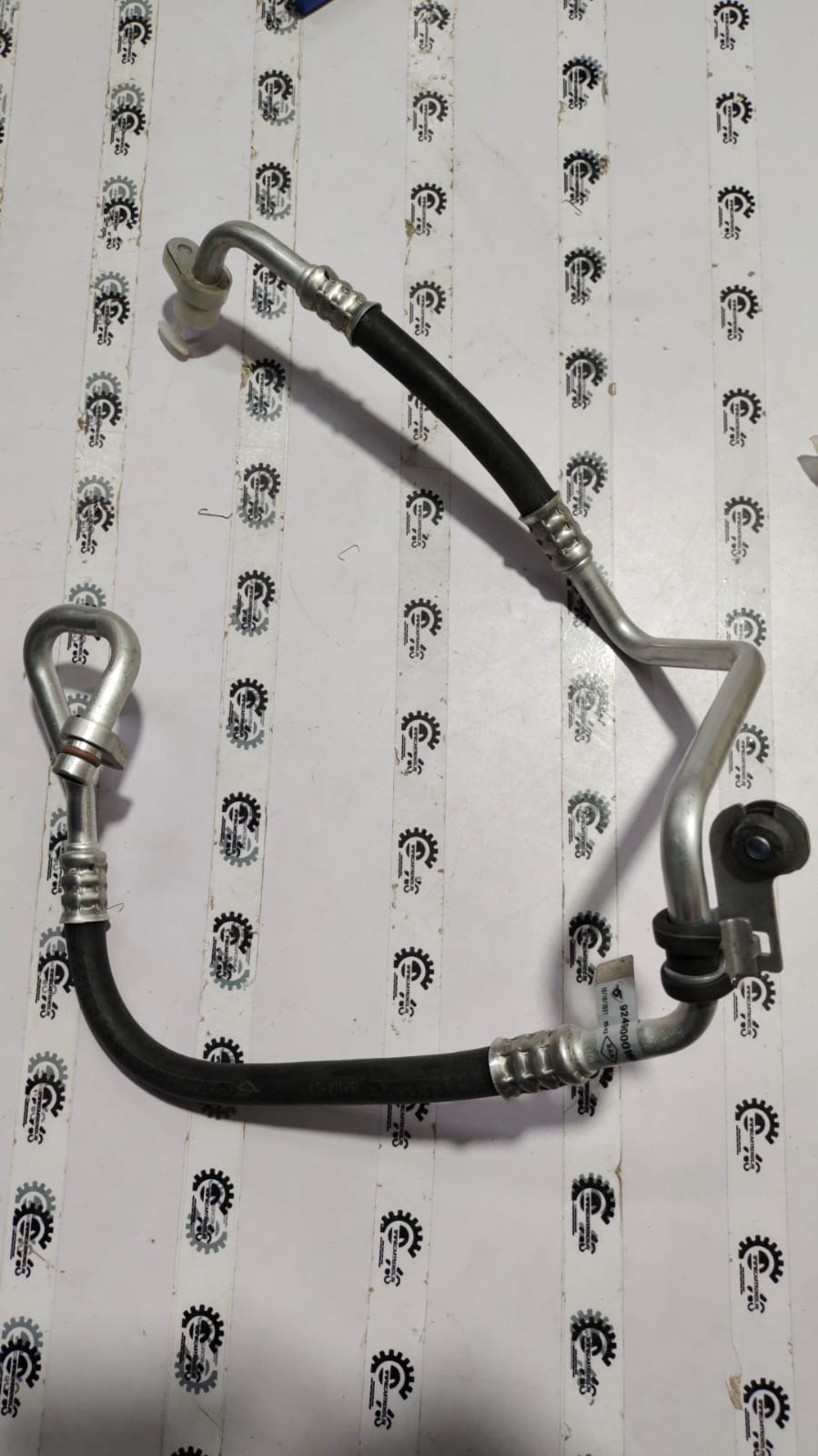 Nissan Fluence compressor pipe, part number 924900016R, showing the black rubber and metal pipe component.