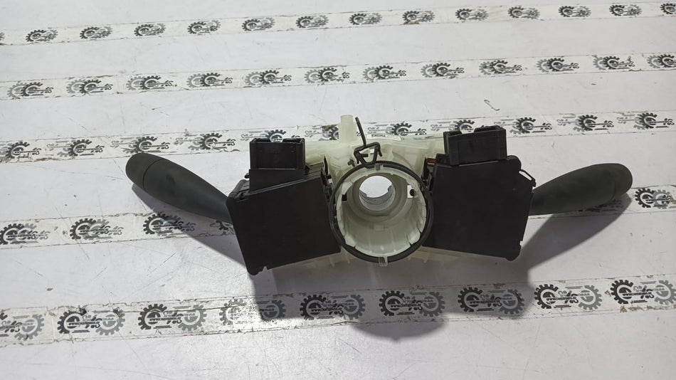 Nissan stalk combinat 255673243R for Nissan vehicles, showing the steering column switch in close-up.