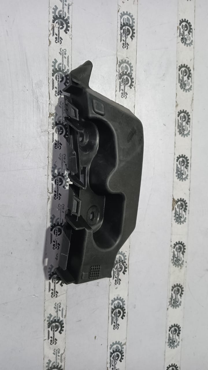 Nissan front bumper bracket for right side Duster, part number 622226568R, shown on a white background.