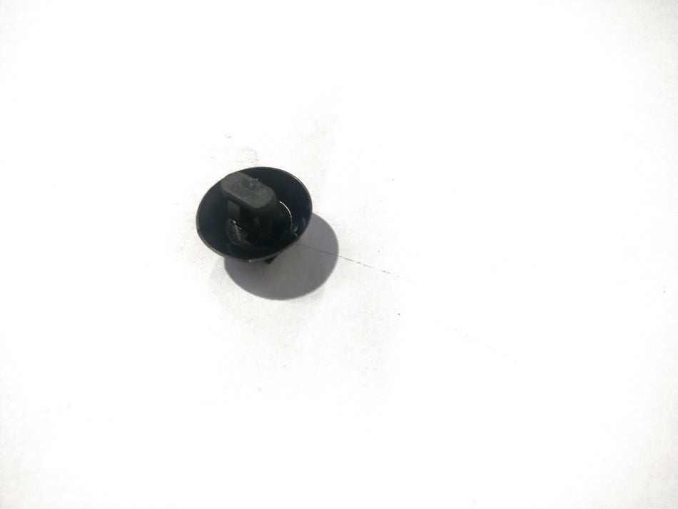Nissan clip retaining for Renault Logan, part number 7703077210, used for securing interior or engine components.