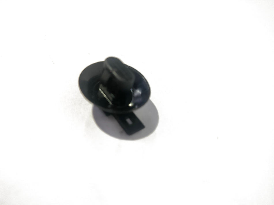 Nissan clip retaining for Renault Logan, part number 7703077210, used in vehicle interior or engine components.