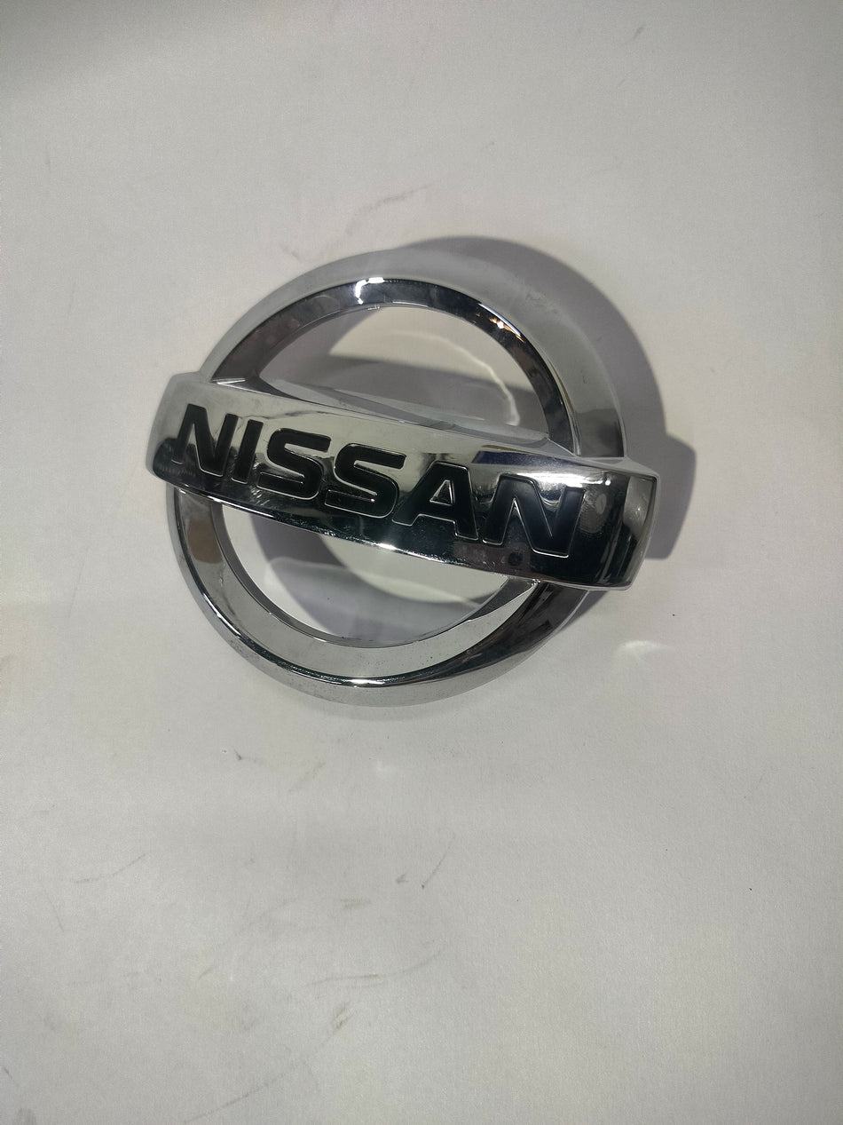 Nissan Sunny radiator emblem badge, black and silver Nissan logo for car radiator, part #628903BB0A.