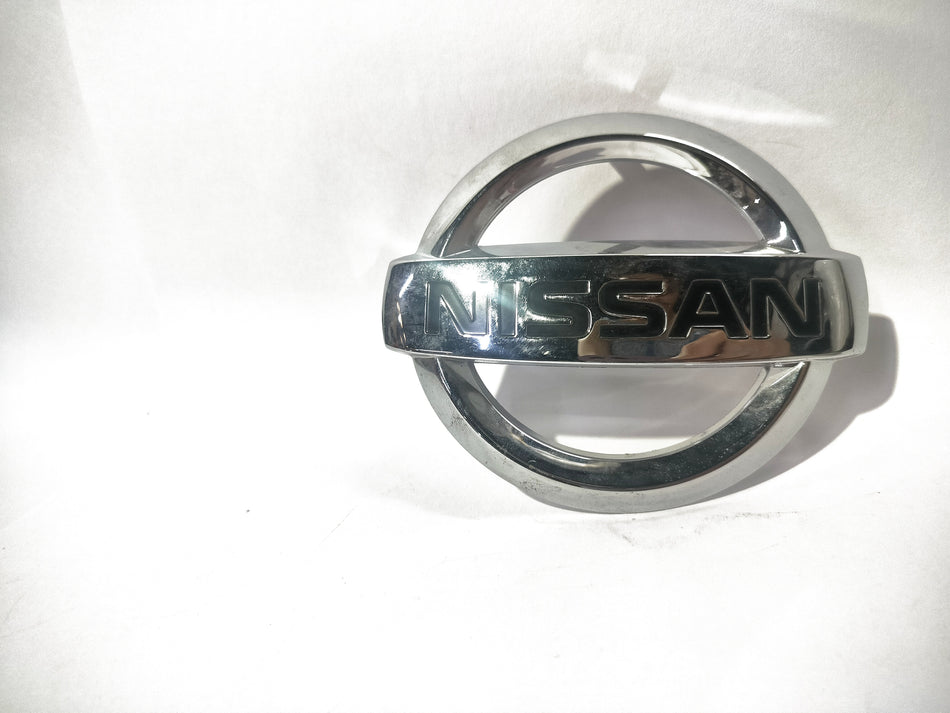 Nissan Sunny radiator emblem, chrome badge with Nissan logo and Sunny model name, car radiator badge for Nissan vehicles