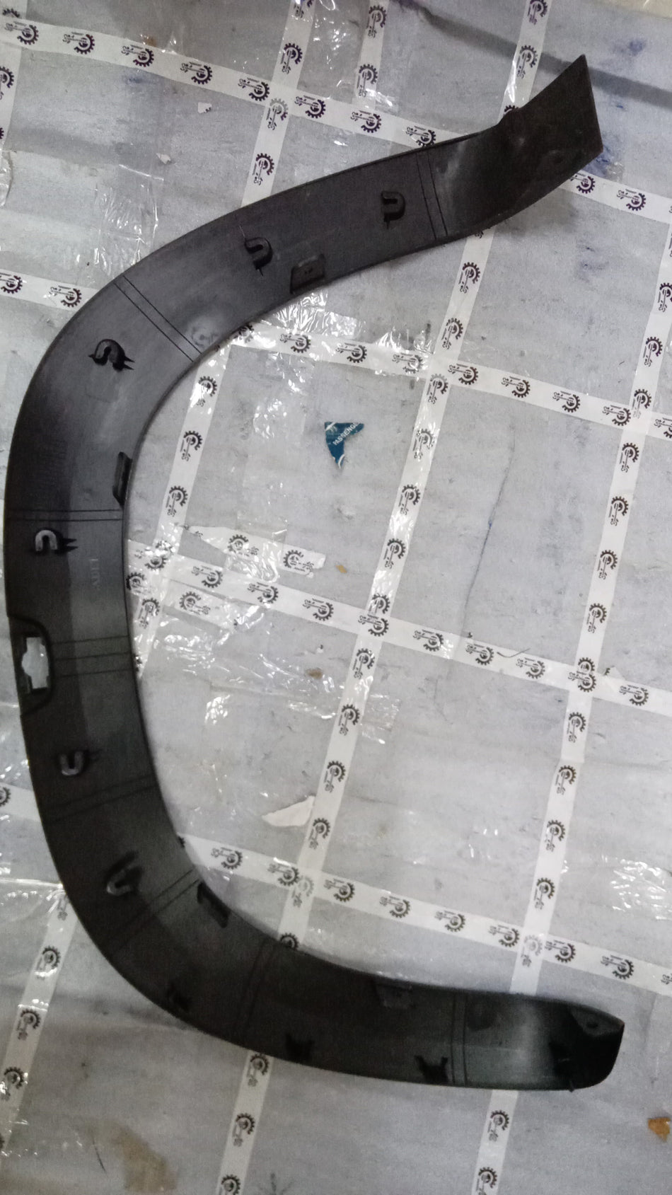 Nissan Fender Gliding KWID 638126283R, close-up of the car's front fender with detailed view of the Nissan brand logo.