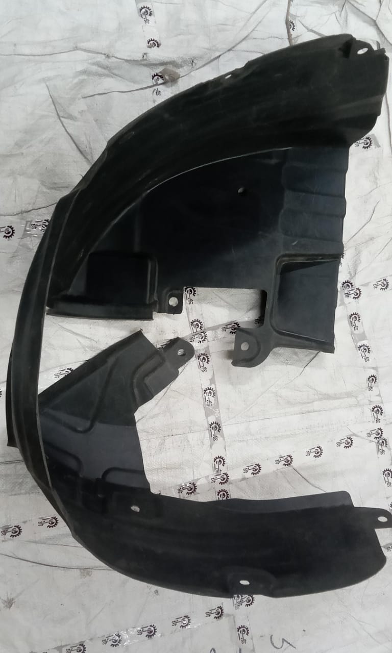 Nissan Kwid right side fender lining in black, part number 638403884R, visible on the vehicle's wheel arch area.