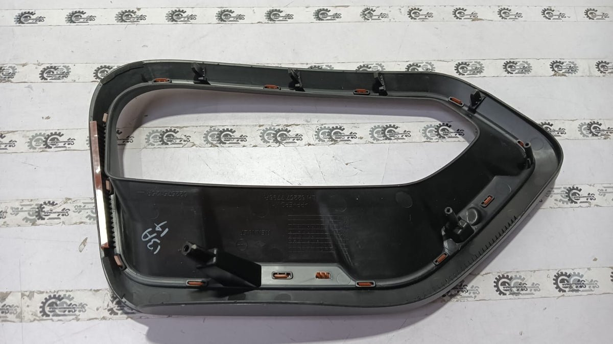 Nissan FIN-FR fog lamp 8201730326 installed on a Nissan vehicle, showcasing the front fog light assembly.