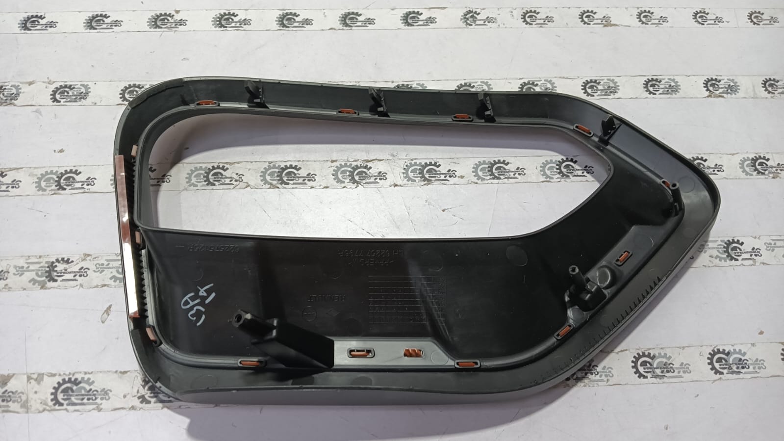 Nissan FIN-FR fog lamp 8201730326 installed on a Nissan vehicle, showcasing the front fog light assembly.