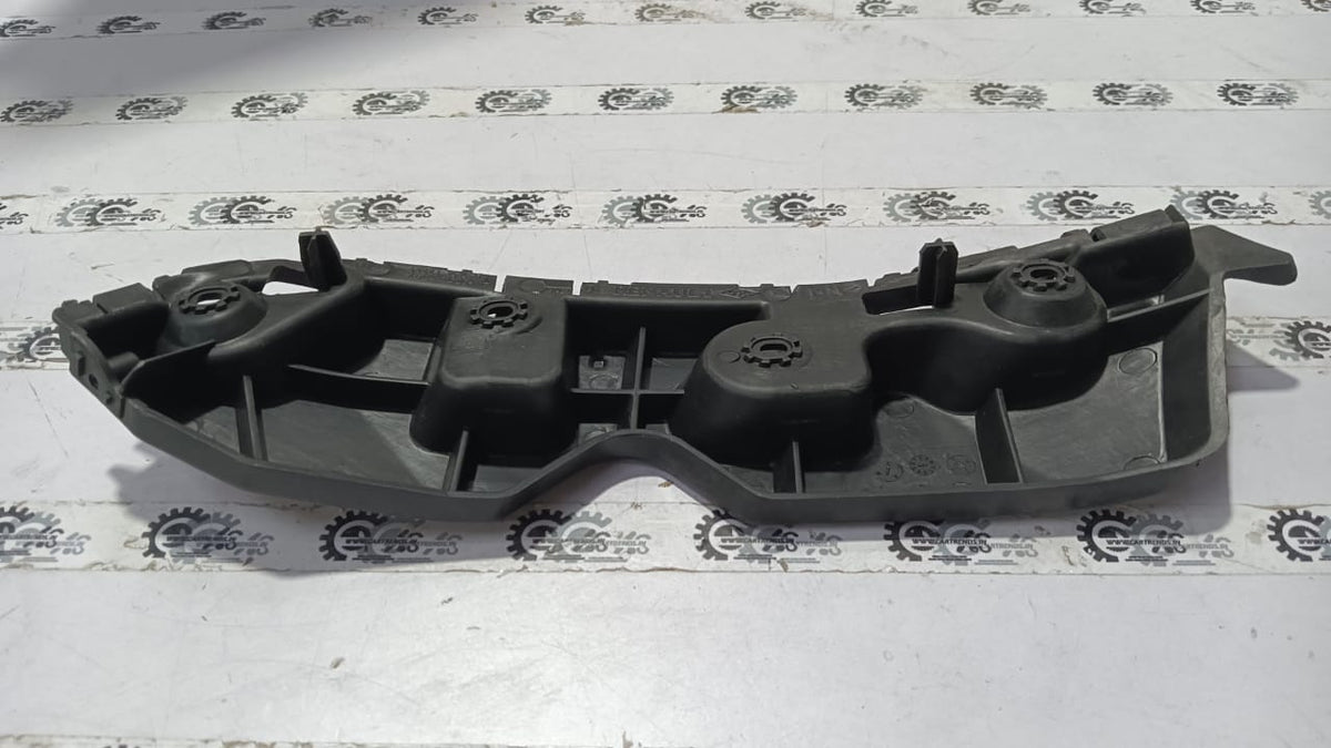 Nissan Duster front bumper bracket in black, part #622231414R, mounted on the vehicle’s front bumper.