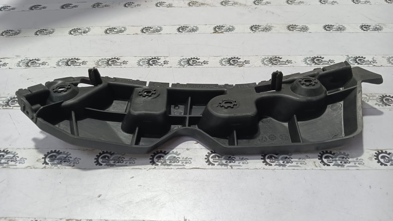Nissan Duster front bumper bracket in black, part #622231414R, mounted on the vehicle’s front bumper.