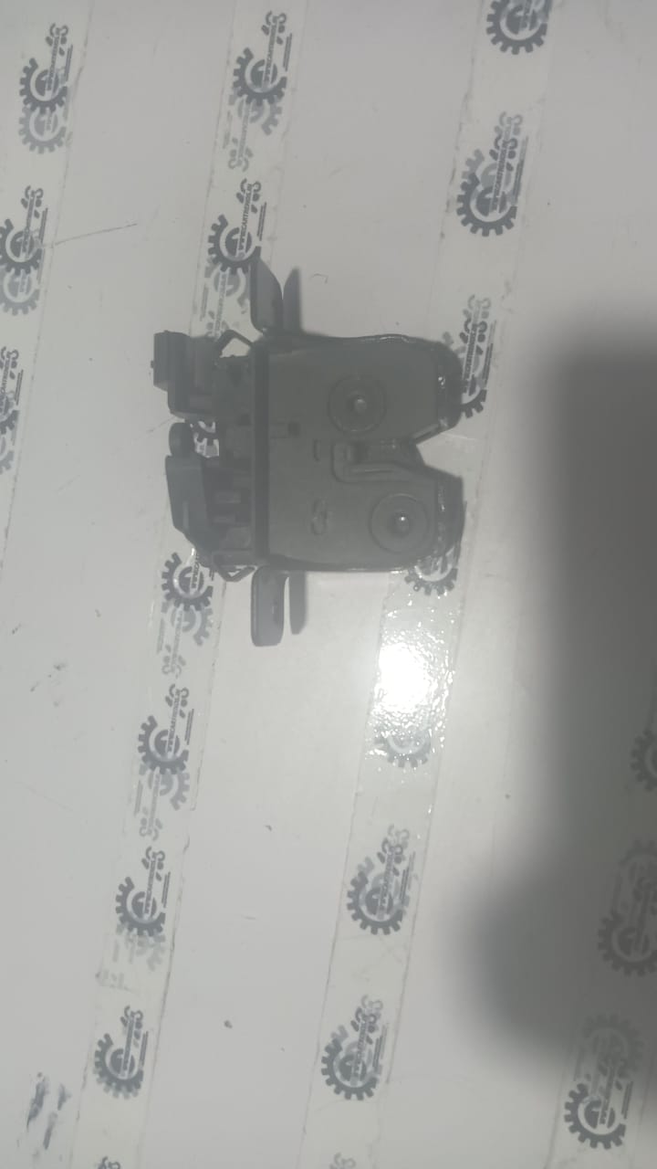 Nissan Duster first-generation tailgate lock and trunk lid component with part number 905039326R.