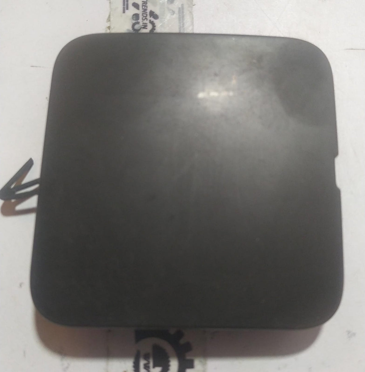 Nissan Sunny towing cap in black with Nissan logo, designed for vehicle protection and easy attachment.