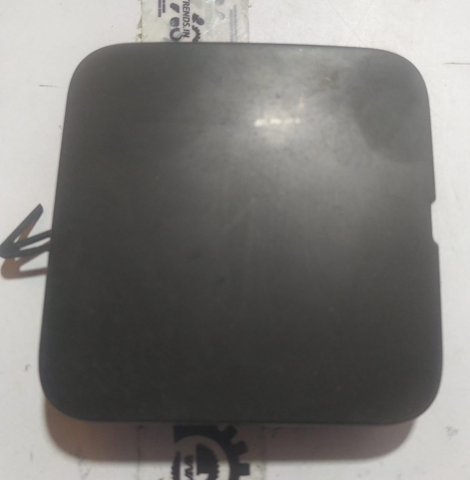 Nissan Sunny towing cap in black with Nissan logo, designed for vehicle protection and easy attachment.