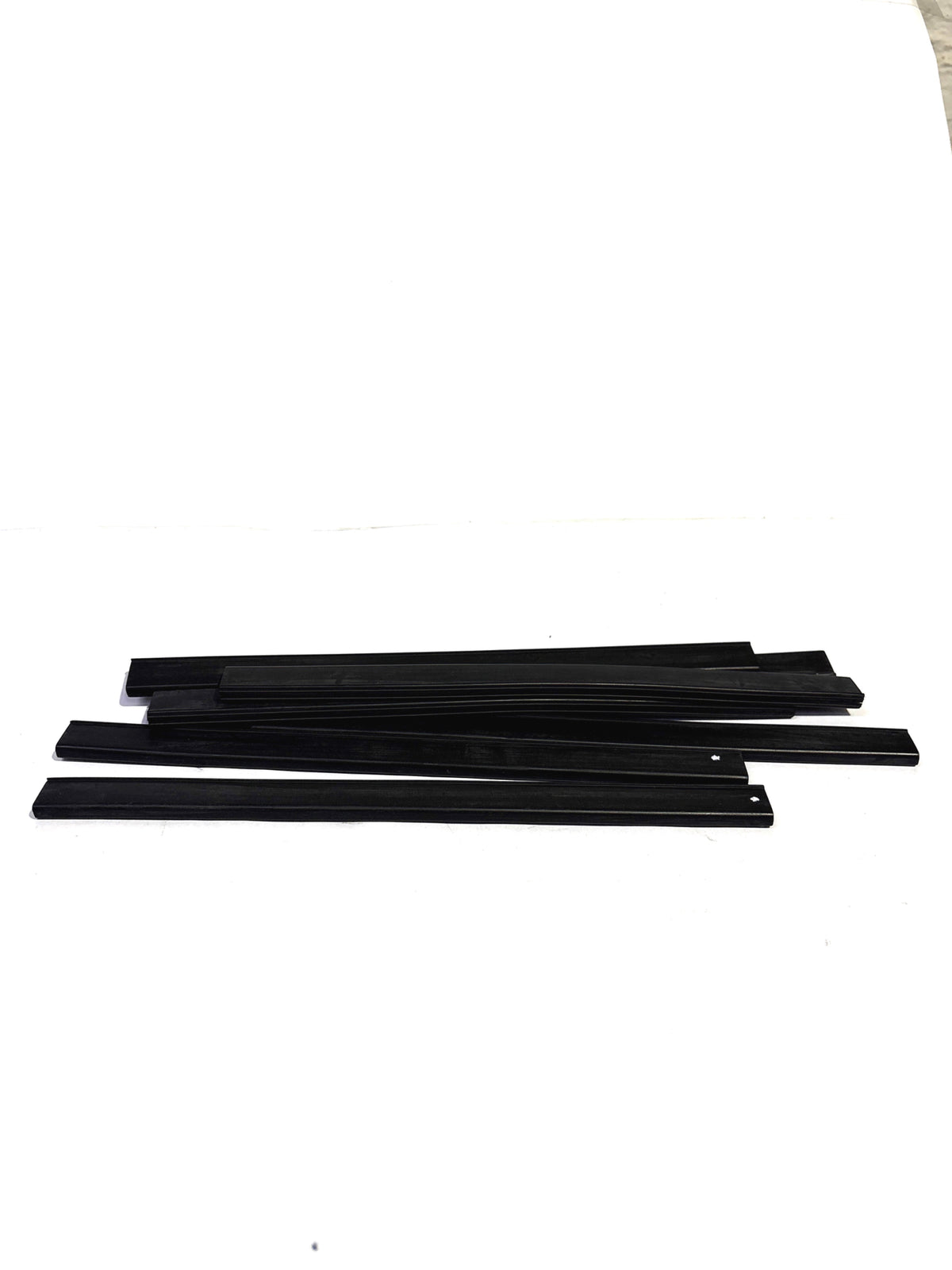 MARUTI SUZUKI RUBBERRR GLASS BOTTOM CHANNEL 83691M63J00 83691M63J00 - Front view