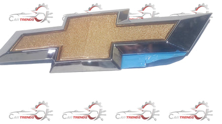 GENERAL MOTORS Emblem Assembly Rear Compartment Lid | Chevrolet Sail HB | #J9048300 J9048300 - Front view