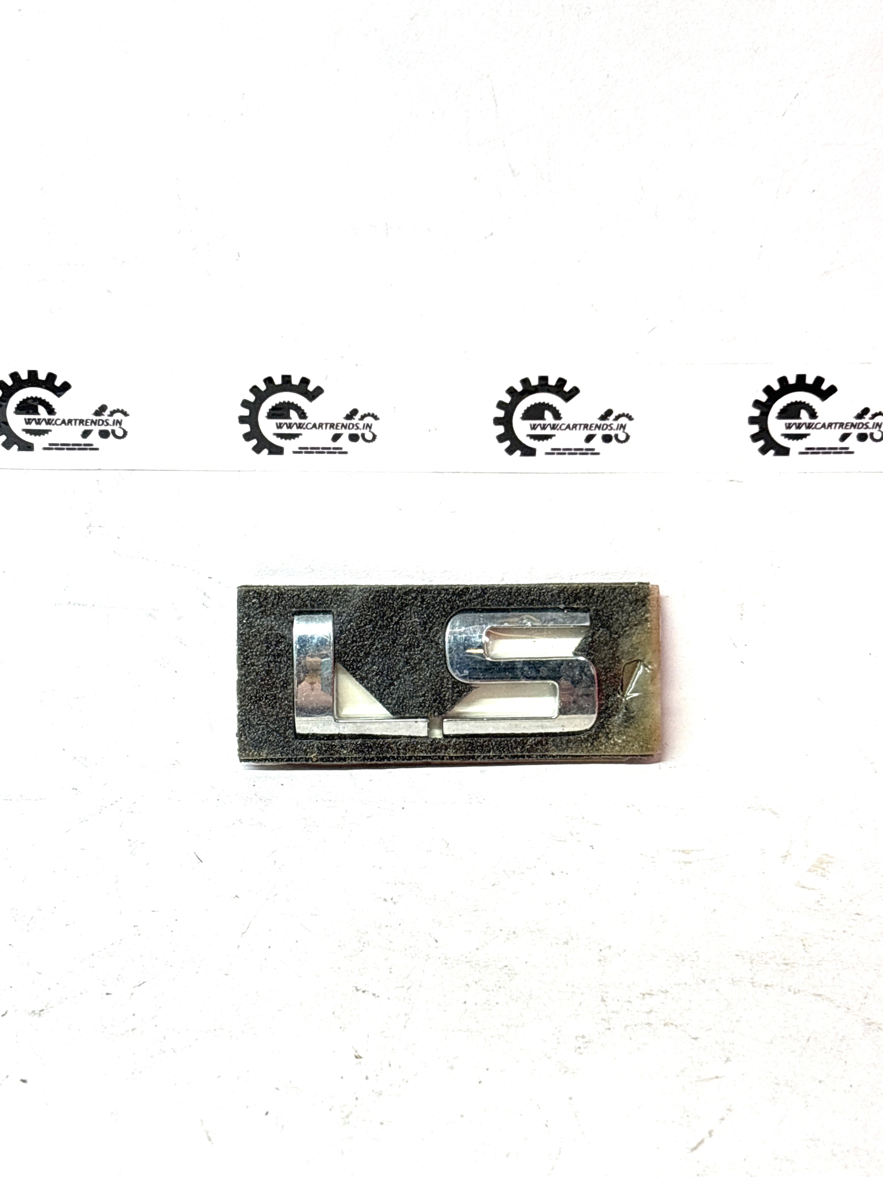 GENERAL MOTORS NAME PLATE LS TAVERA T97595823 T97595823 - Front view