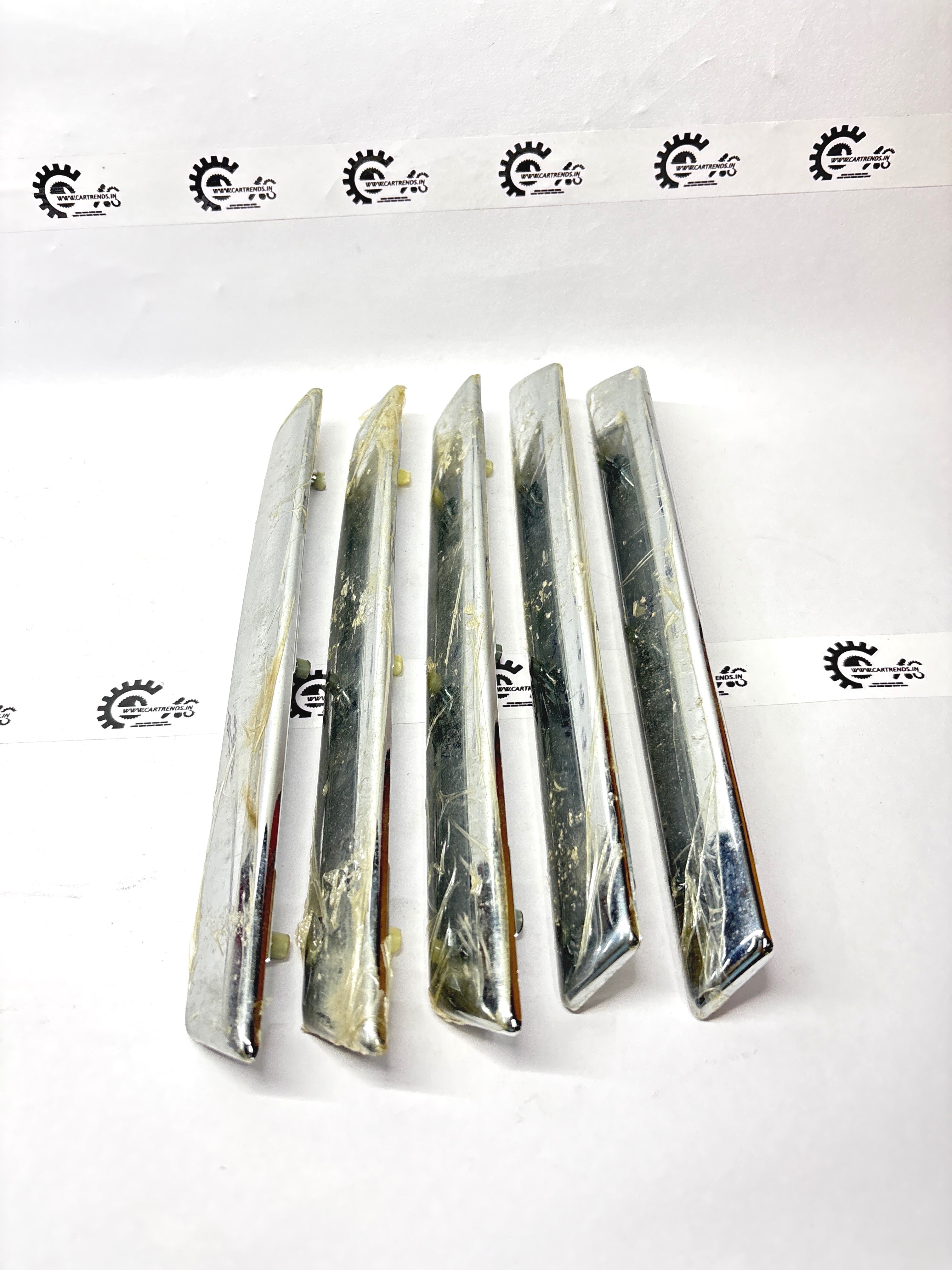 GENERAL MOTORS MOULDING RADIATOR GRILLE CHROMED RH TAVERA T97595512 T97595512 - Front view