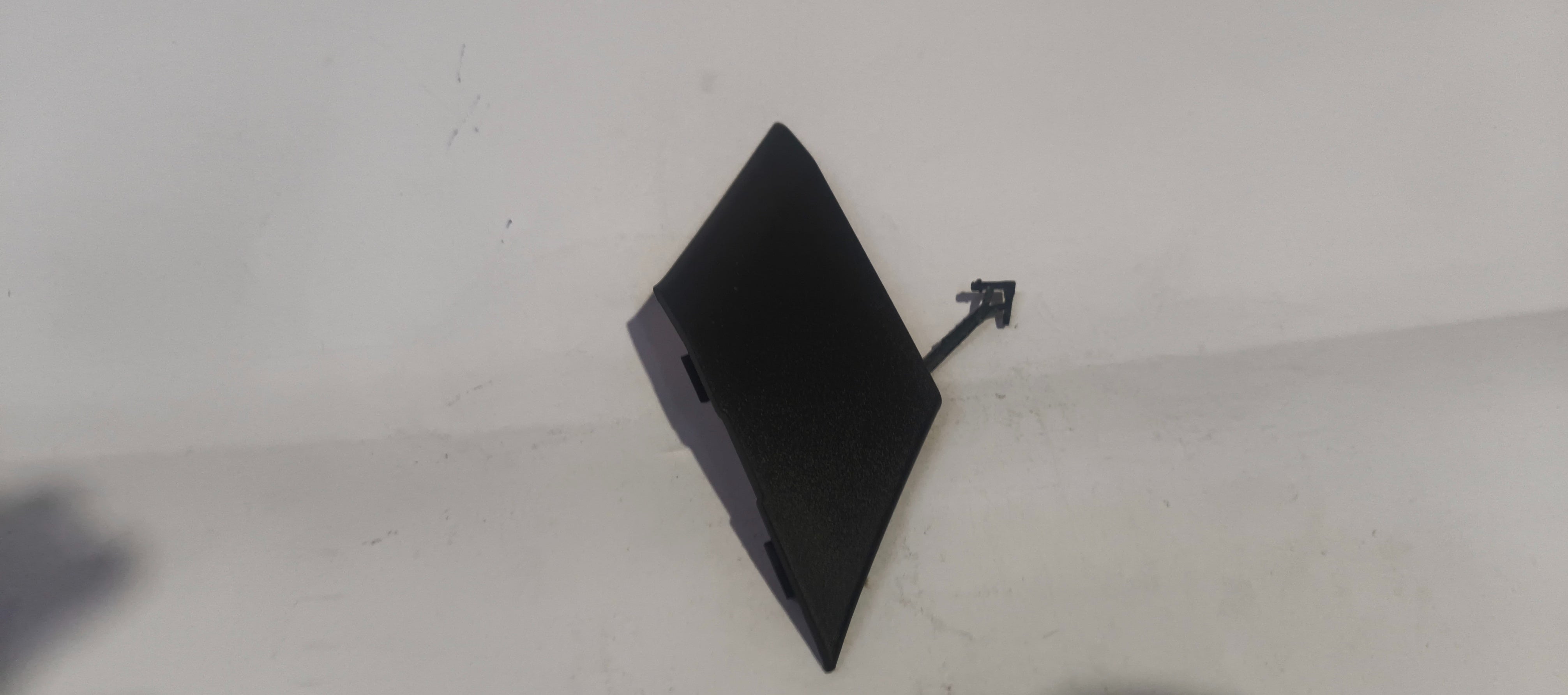 MAHINDRA TOW HOOK COVER FRT MARAZZO 0119AU300620N 0119AU300620N - Back view